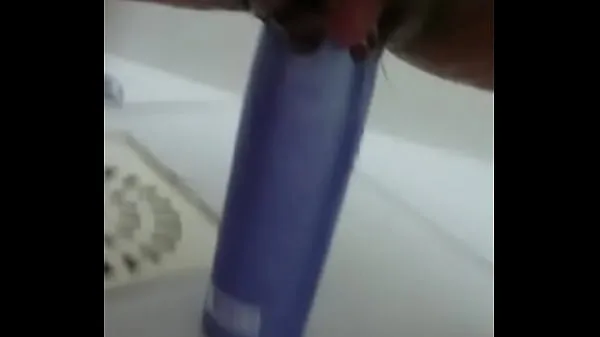 Store Stuffing the shampoo into the pussy and the growing clitoris videoer i alt