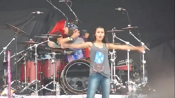 Girl mostrando peitões no Monster of Rock 2015 Jumlah Video yang besar