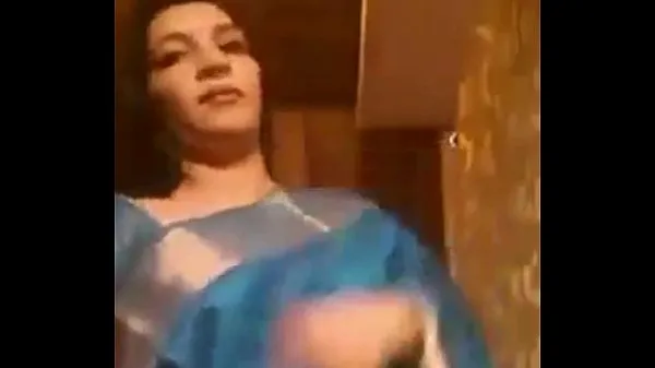 Hot Indian Aunty removing saree Total Video yang besar