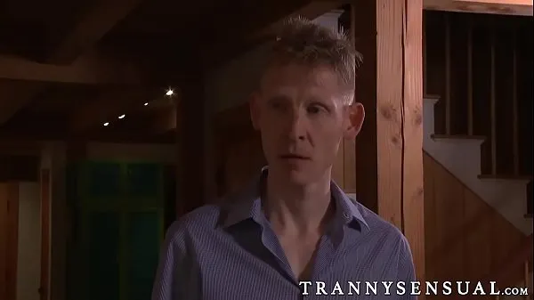 Összesen nagy Married couple Linda and Peter enjoy a threesome with tranny videó