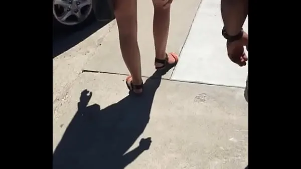 Grande Sexy girl in booty shorts walking voyeur total de vídeos
