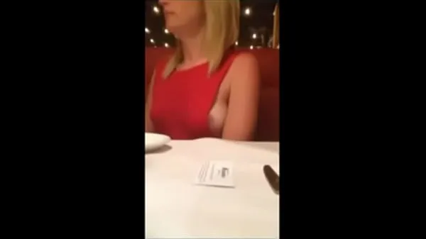 Büyük milf show her boobs in restaurant toplam Video