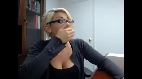 Velikih secretary caught masturbating - full video at girlswithcam666.tk skupaj videoposnetkov