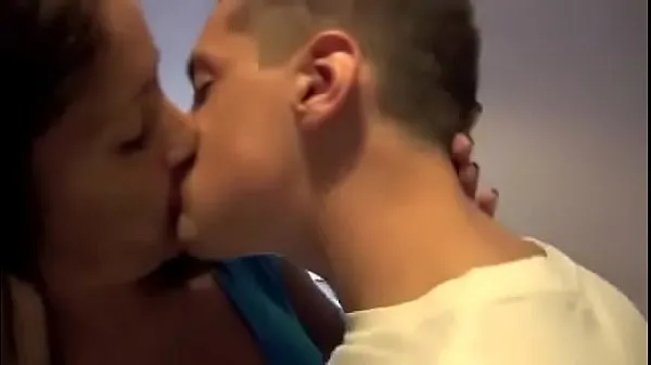 Gros Un mec chanceux baise une milf bien chaude lors d'une fête - plus sur - 30 min vidéos au total