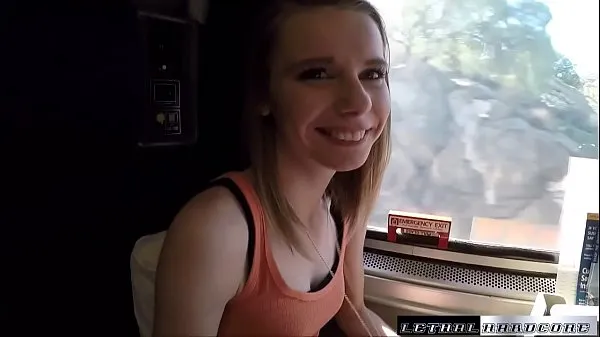 Velikih Catarina gets her teen Russian pussy plowed on a speeding train skupaj videoposnetkov