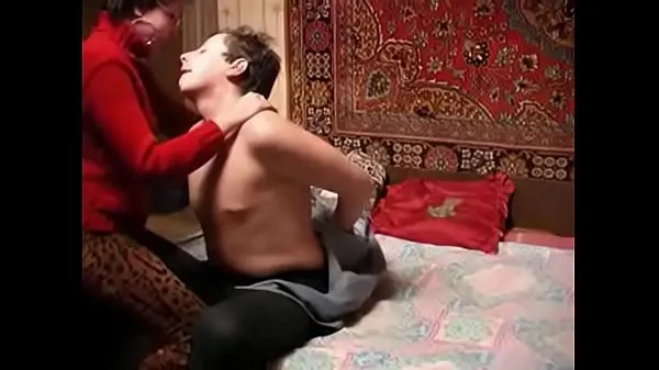 إجمالي Russian mature and boy having some fun alone مقاطع فيديو كبيرة