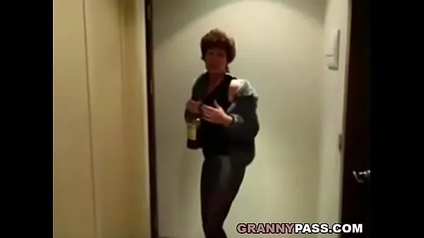 Büyük Tipsy Granny Sucks Cock toplam Video