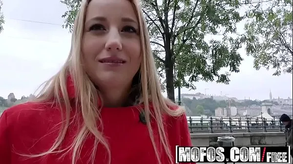 Velká videa (celkem Mofos - Public Pick Ups - Young Wife Fucks for Charity starring Kiki Cyrus)