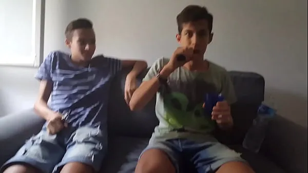 Store Italian guy drinks cold water after a mint juice vape videoer totalt