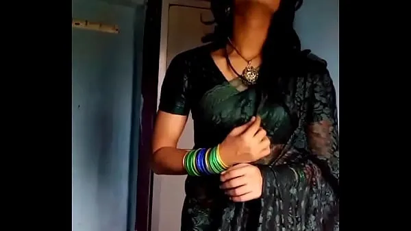 Μεγάλα Crossdresser in green saree συνολικά βίντεο