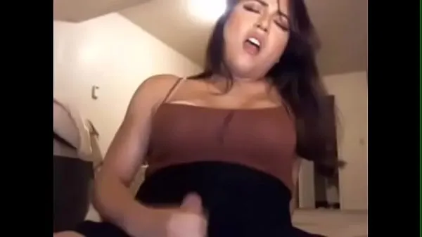 Veľký celkový počet videí: Beautifull Teen Shemale Cumming Over Boobs