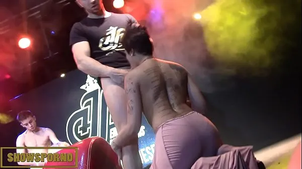 Brazilian brunette and blonde trans orgy on stage Jumlah Video yang besar