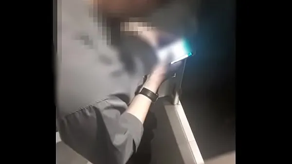 Grote Busted handjob in the public bathroom video's in totaal