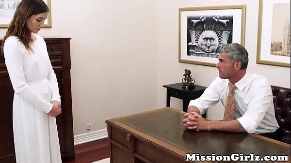 Velikih Mormon elder inspects virgin pussy before fingerfucking her skupaj videoposnetkov