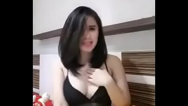 Velikih Indonesian Bigo Live Shows off Smooth Tits skupaj videoposnetkov