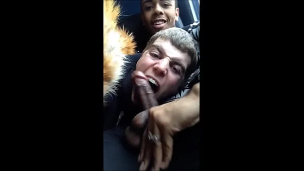 Grote Sucking his friend's cock on the bus video's in totaal