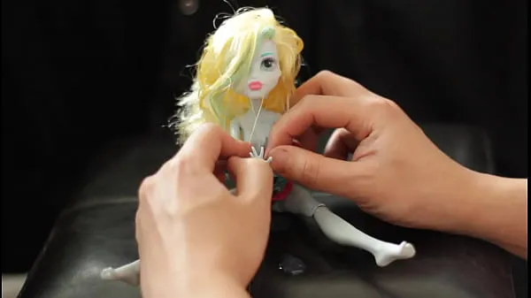 BEAUTIFUL Lagoona doll (Monster High) gets DRENCHED in CUM 19 TIMES Total Video yang besar