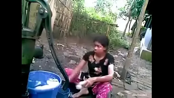 Grande Banho ao ar livre da menina da vila de Desi total de vídeos
