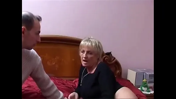 Suuret Two mature Italian sluts share the young nephew's cock videot yhteensä