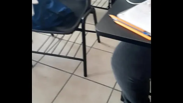 Store Young girl rides another in the middle of class videoer totalt