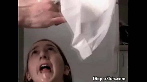 Grote y. slut drinking her piss from diaper video's in totaal