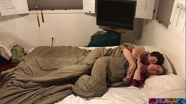 Grote Stepson and stepmom get in bed together and fuck while visiting family - Erin Electra video's in totaal