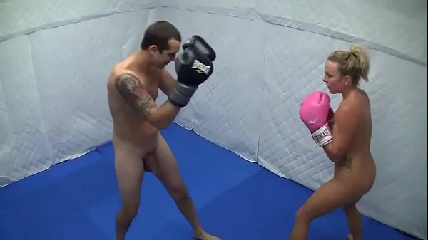 Grote Dre Hazel defeats guy in competitive nude boxing match video's in totaal