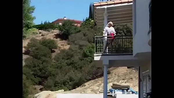 Veľký celkový počet videí: Milf Diane Diamonds spreads her legs wide open for her neighboor to fuck