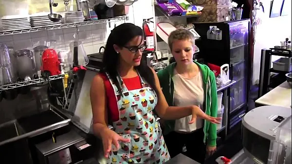 Suuret Young blonde Alani Pi has job interview as barista at Penny Barber's quick-service coffee shop videot yhteensä