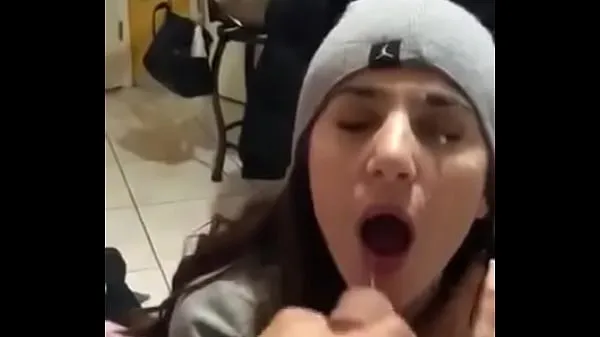 Velká videa (celkem she sucks it off and they cum on her face)