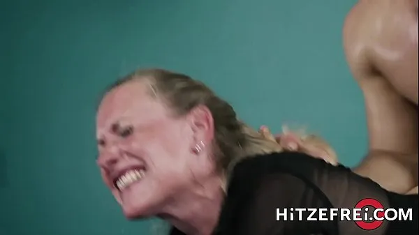 बड़े HITZEFREI Blonde German MILF fucks a y. guy कुल वीडियो