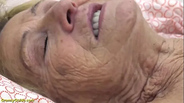 Velikih sexy 90 years old granny gets rough fucked skupaj videoposnetkov