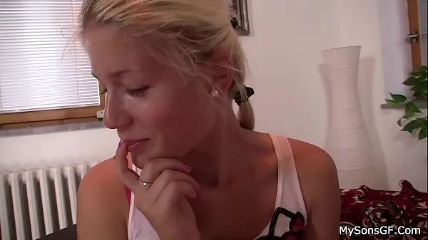 Stora Blonde teen girl cheating her boyfriend with his videor totalt