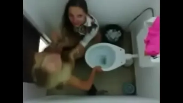 Veľký celkový počet videí: The video of the playing in the bathroom fell on the Net