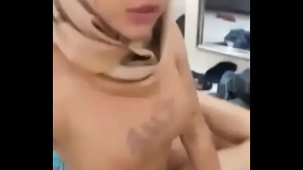 Veľký celkový počet videí: Muslim Indonesian Shemale get fucked by lucky guy