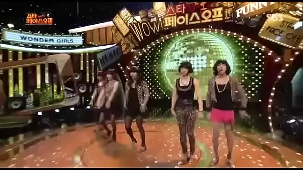Suuret Koreans dancing in very hot clothes at Korean comedy show. You can enjoy laughing so much by: D videot yhteensä