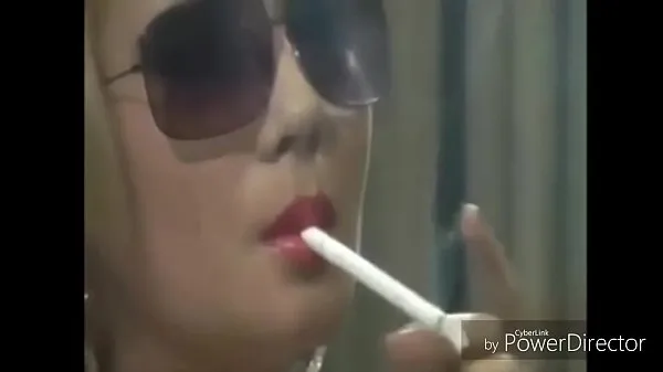 Büyük These chicks love holding cigs in thier mouths toplam Video
