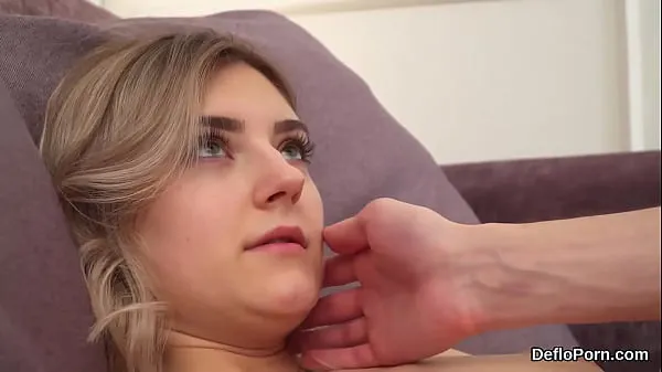 Stora Lovely sweetie spreads slim vagina and gets devirginized videor totalt