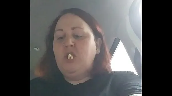 Büyük Chubby bbw eats in car while getting hit on by stranger toplam Video