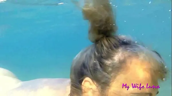 Velikih This Italian MILF wants cock at the beach in front of everyone and she sucks and gets fucked while underwater skupaj videoposnetkov