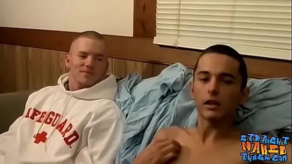 Grote Straight buddies got together to jerk off together video's in totaal