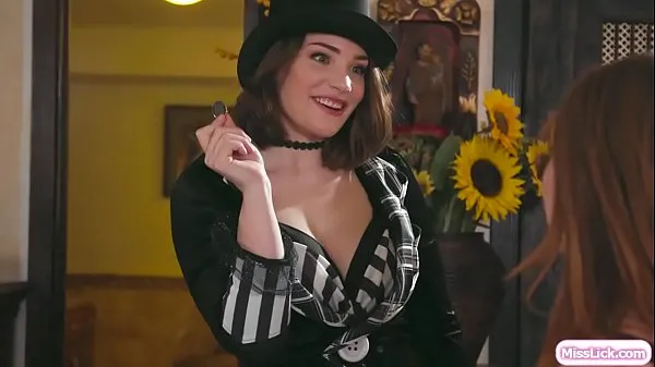 Lesbian magician toys her sister in law Total Video yang besar