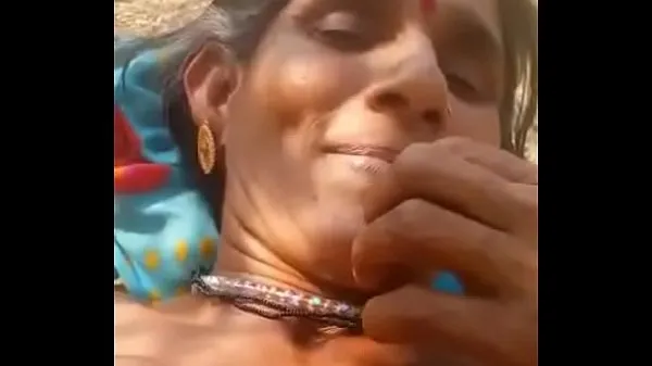 Grote Desi village aunty pissing and fucking video's in totaal