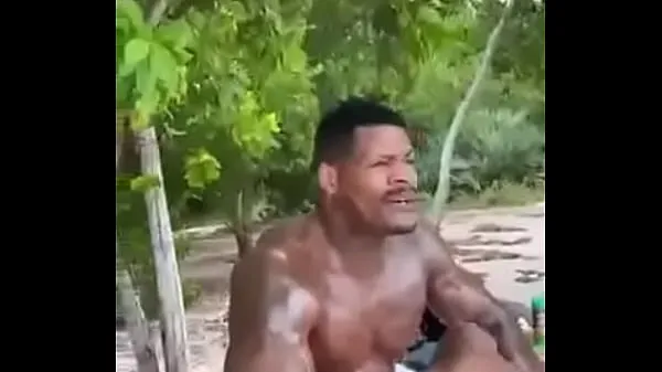 Tổng cộng Black gifted muscular on the beach / Negao gifted muscular na praia video lớn