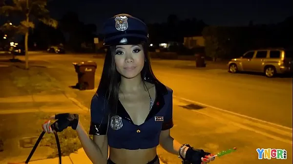 Grande YNGR - Asian Teen Vina Sky fodida no Halloween total de vídeos