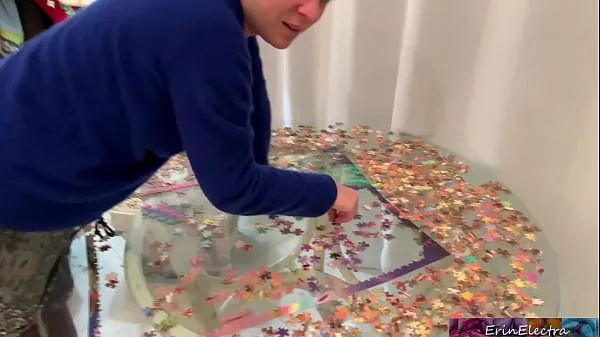 Stora Stepmom is focused on her puzzle but her tits are showing and her stepson fucks her videor totalt