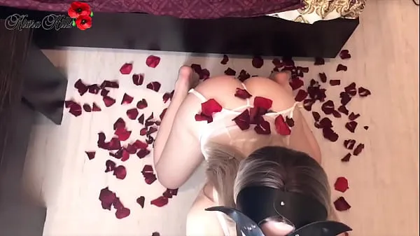 Tổng cộng Beautiful Babe Sensual Fucks in Rose Petals On Valentine's Day video lớn