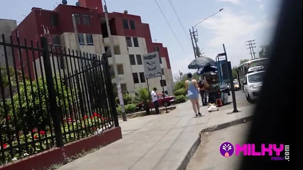 Velikih Street vendor accepts Milky dude's proposal and gets fucked for money skupaj videoposnetkov