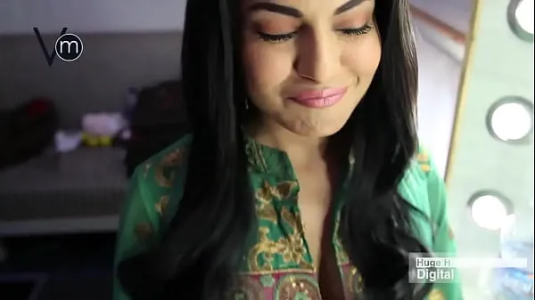 Veľký celkový počet videí: Veena Malik in Vanity Van