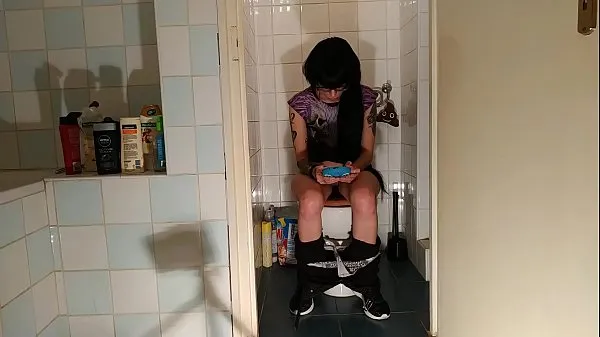 Grande Sexy goth teen pee & s. while play with her phone pt2 HD total de vídeos